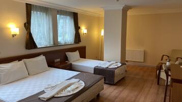 Habitación triple superior, para no fumadores, vista a la ciudad | Ropa de cama hipoalergénica y minibar