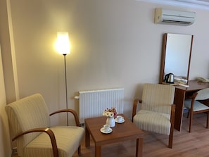 Superior-Dreibettzimmer, Nichtraucher, Stadtblick | Allergikerbettwaren, Minibar, Zimmersafe, Bügeleisen/Bügelbrett