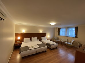 Superior-Dreibettzimmer, Nichtraucher, Stadtblick | 1 Schlafzimmer, Allergikerbettwaren, Minibar, Zimmersafe
