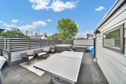 City Views RoofTop Hot Tub & Short Walk to Stadium