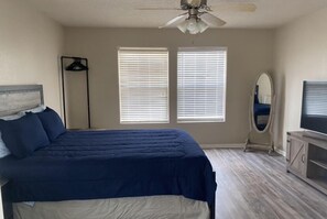 4 bedrooms, iron/ironing board, WiFi, bed sheets