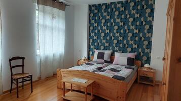 4 Schlafzimmer, Schreibtisch, Bügeleisen/Bügelbrett, Reisekinderbett