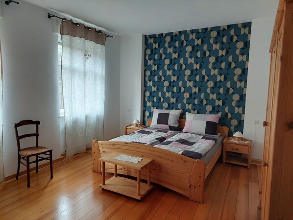 4 makuuhuonetta, työpöytä, silitysrauta/-lauta, vauvan matkasänky