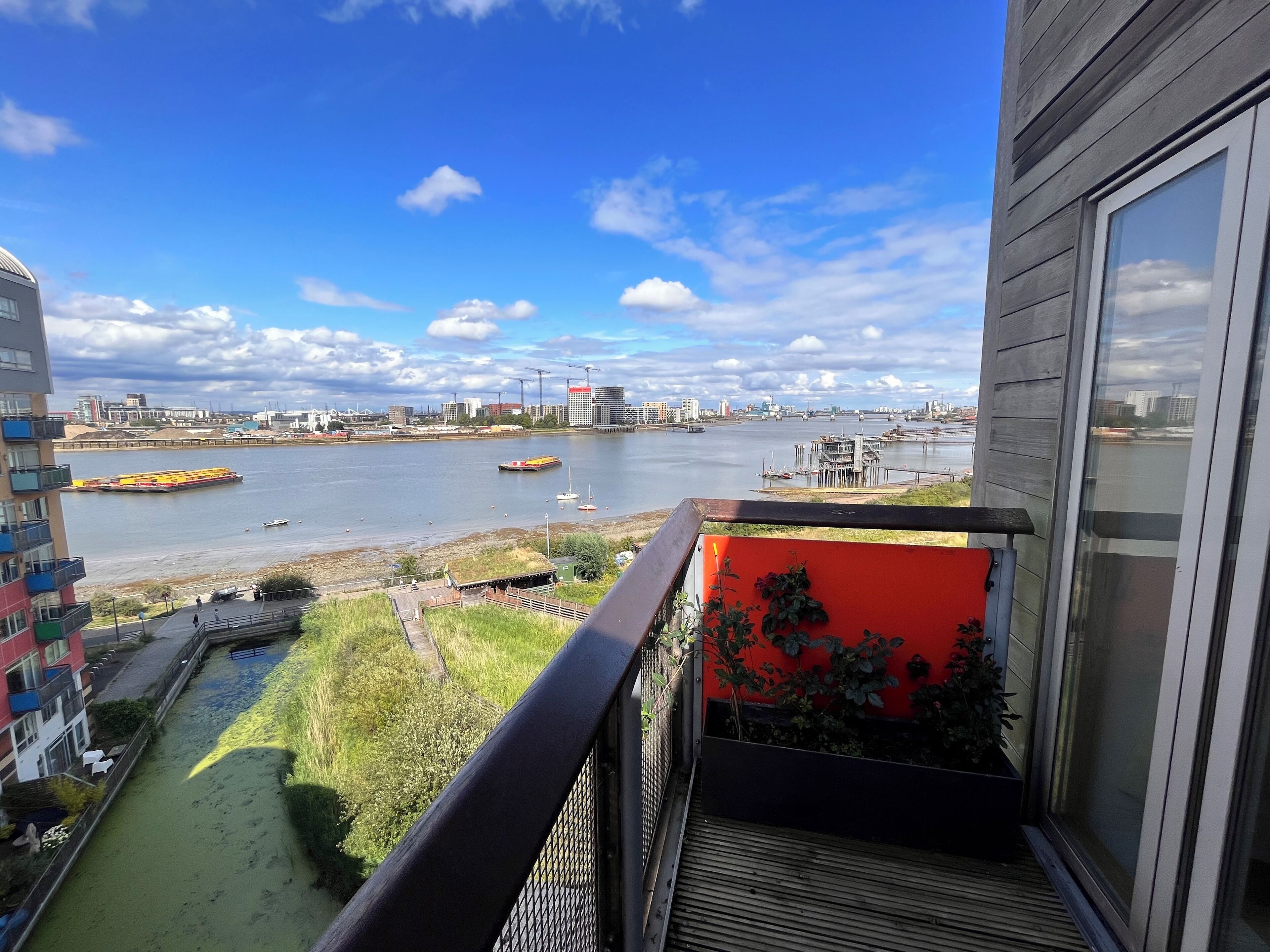 المنطقة المحيطة بالمنشأة