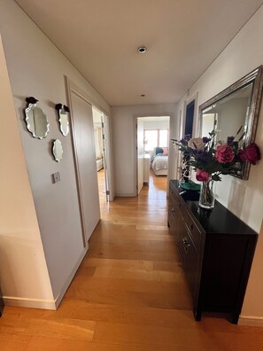 3 chambres, bureau, fer et planche à repasser, lit parapluie