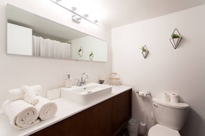 Hair dryer - The Sherbrooke Suite 103 (Montréal)