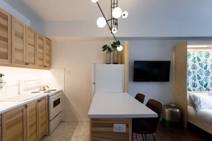 Fridge, microwave, oven, stovetop - The Sherbrooke Suite 103 (Montréal)