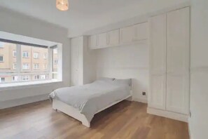 4 bedrooms, desk, iron/ironing board, free WiFi
