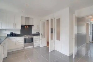 Réfrigérateur, four, plaque de cuisson, lave-vaisselle