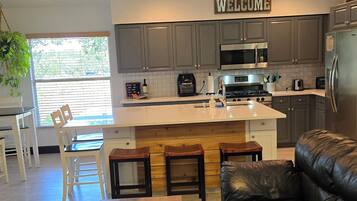 雪櫃、微波爐、焗爐、爐具