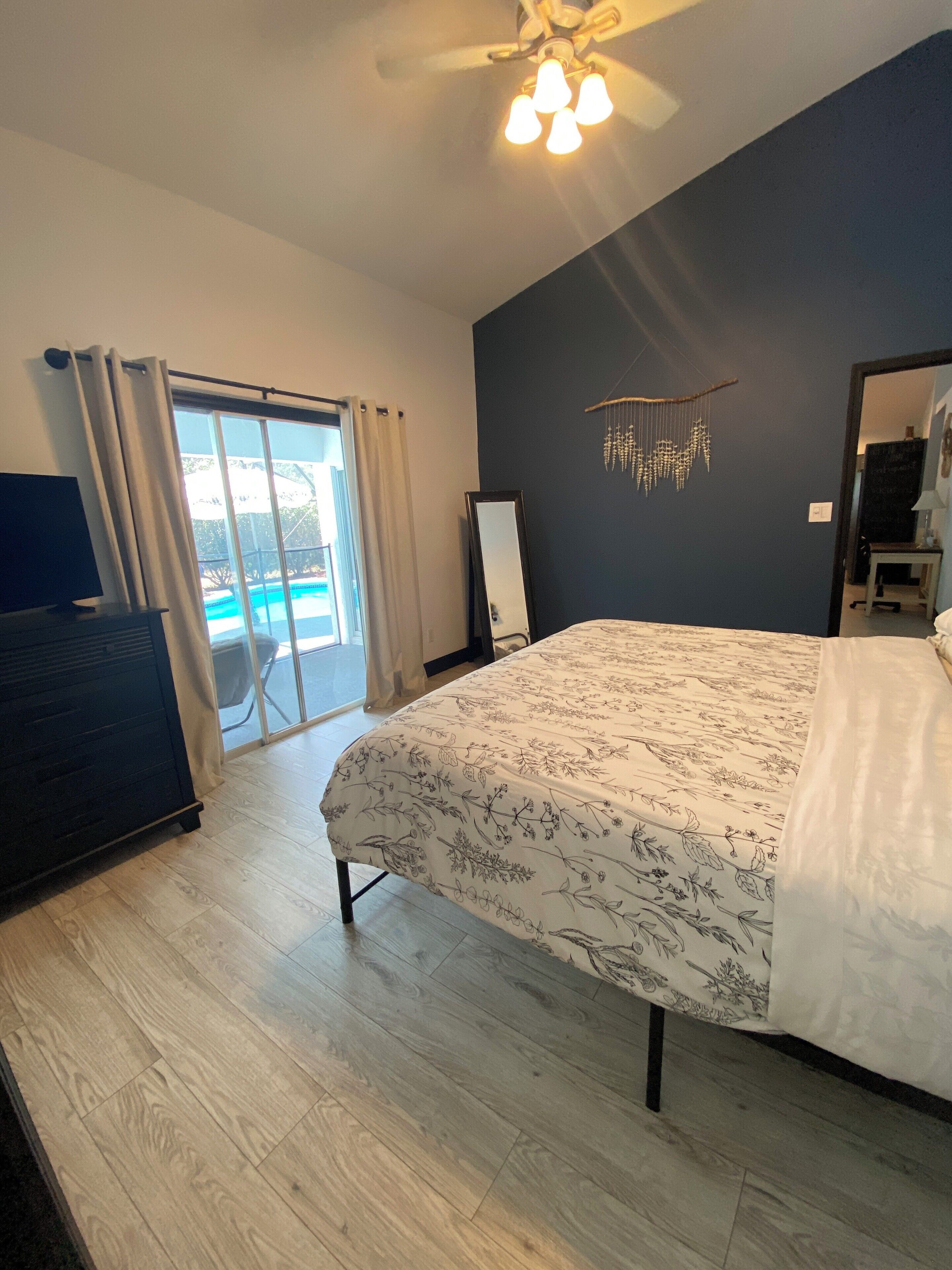 3 間睡房、書桌、熨斗/熨衫板、可攜式嬰兒床