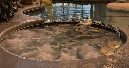 Pool + Heated spa Family friendly King suite Oasis