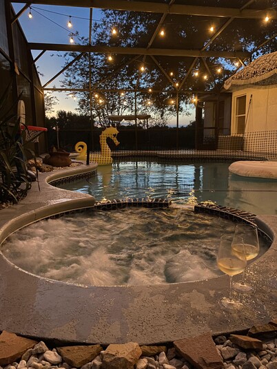 Pool + Heated spa Family friendly King suite Oasis
