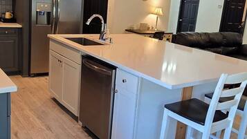 雪櫃、微波爐、焗爐、爐具