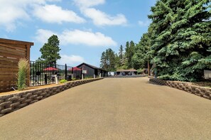 Property grounds - Pine Top Balcony View (Hill City)