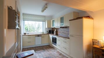 Four, lave-vaisselle, cafetiÚre/bouilloire, bouilloire électrique