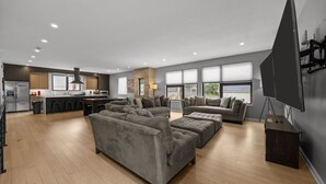 Smart TV, video games, table tennis, stereo - Stunning Home with Pool/Outdoor Kitchen, Game Room, BBQ (charlotte)