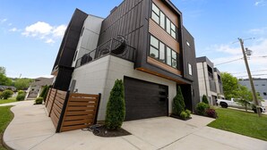 Exterior - Stunning Home with Pool/Outdoor Kitchen, Game Room, BBQ (charlotte)