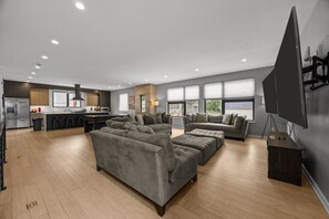 Smart TV, video games, ping pong, stereo - Stunning Home with Pool/Outdoor Kitchen, Game Room, BBQ (charlotte)