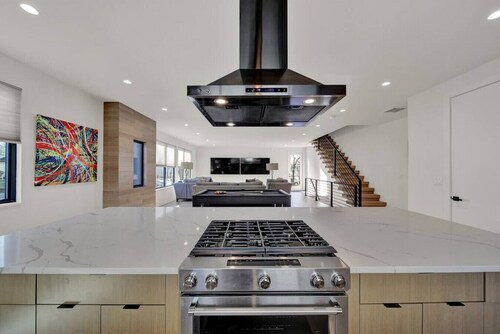 Stunning Home with Pool/Outdoor Kitchen, Game Room, BBQ