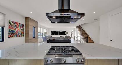 Stunning Home with Pool/Outdoor Kitchen, Game Room, BBQ