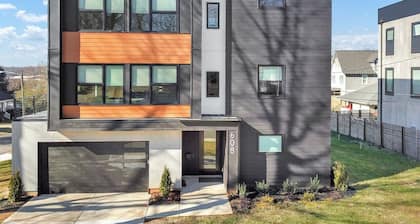 Stunning Home with Pool/Outdoor Kitchen, Game Room, BBQ