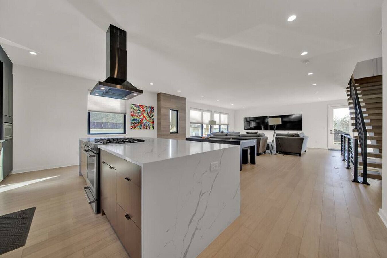 608 Mahopac · AMAZING LOCATION!! Rooftop patio & Game room!!