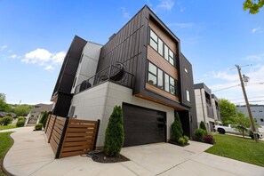 Exterior - Stunning Home with Pool/Outdoor Kitchen, Game Room, BBQ (charlotte)