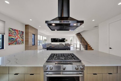 Stunning Home with Pool/Outdoor Kitchen, Game Room, BBQ