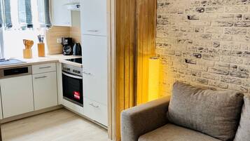 Smart-TV, Kamin, Tischtennisplatte, Bücher