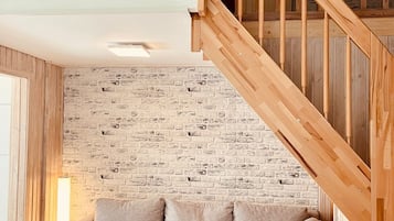 Smart-TV, Kamin, Tischtennisplatte, Bücher