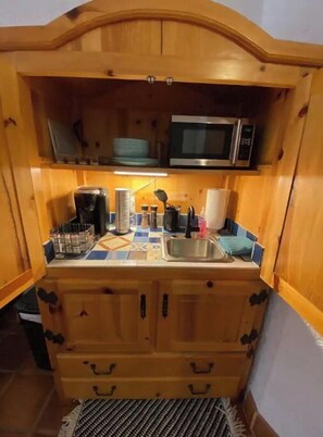 Frigorífico, microondas, horno y placa de cocina