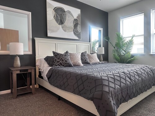 Entire 3 Bedroom with Fireplace - sleeps 12