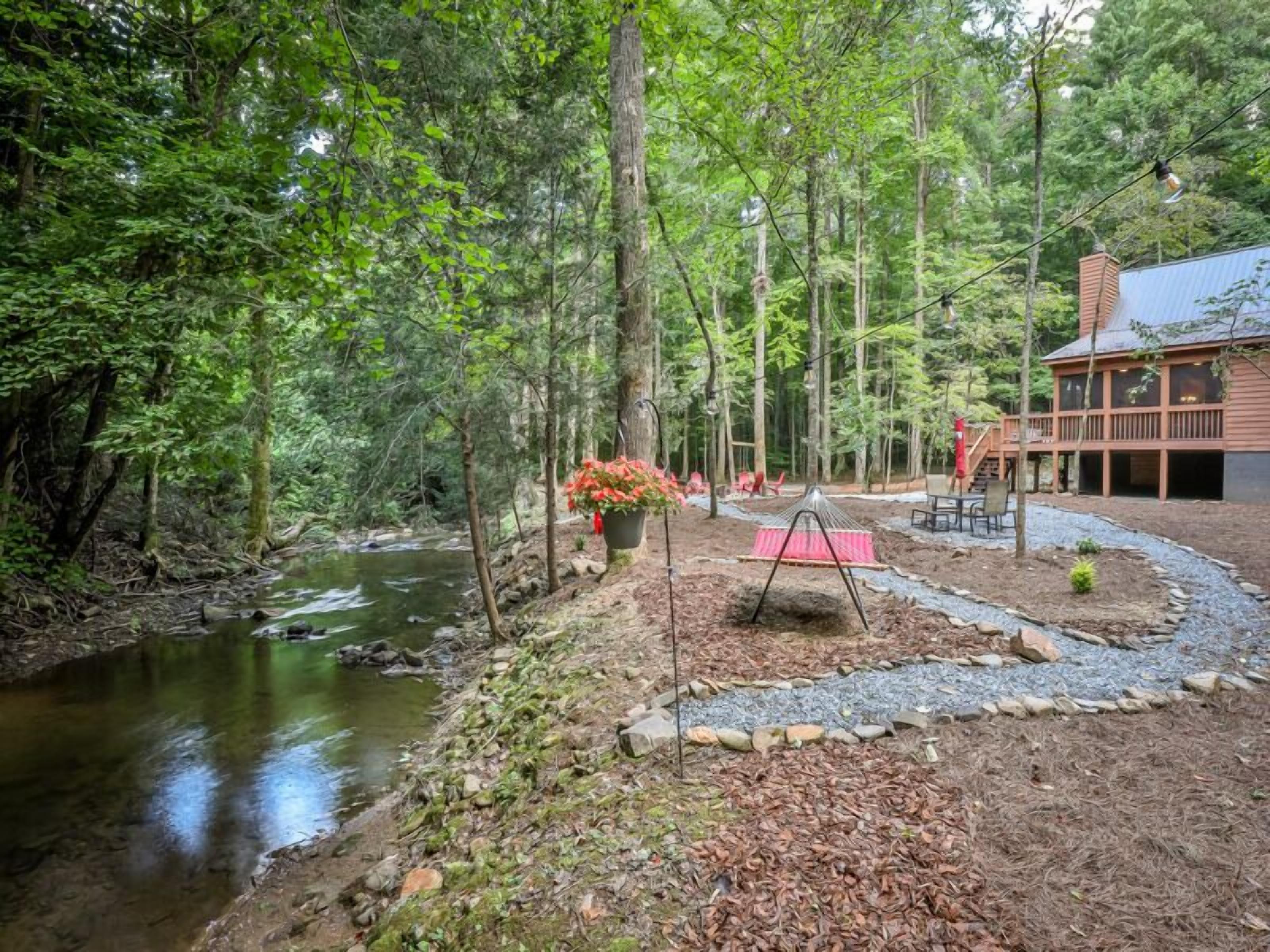 Rambling Water's - Creek Front, Hot Tub, Dog Friendly