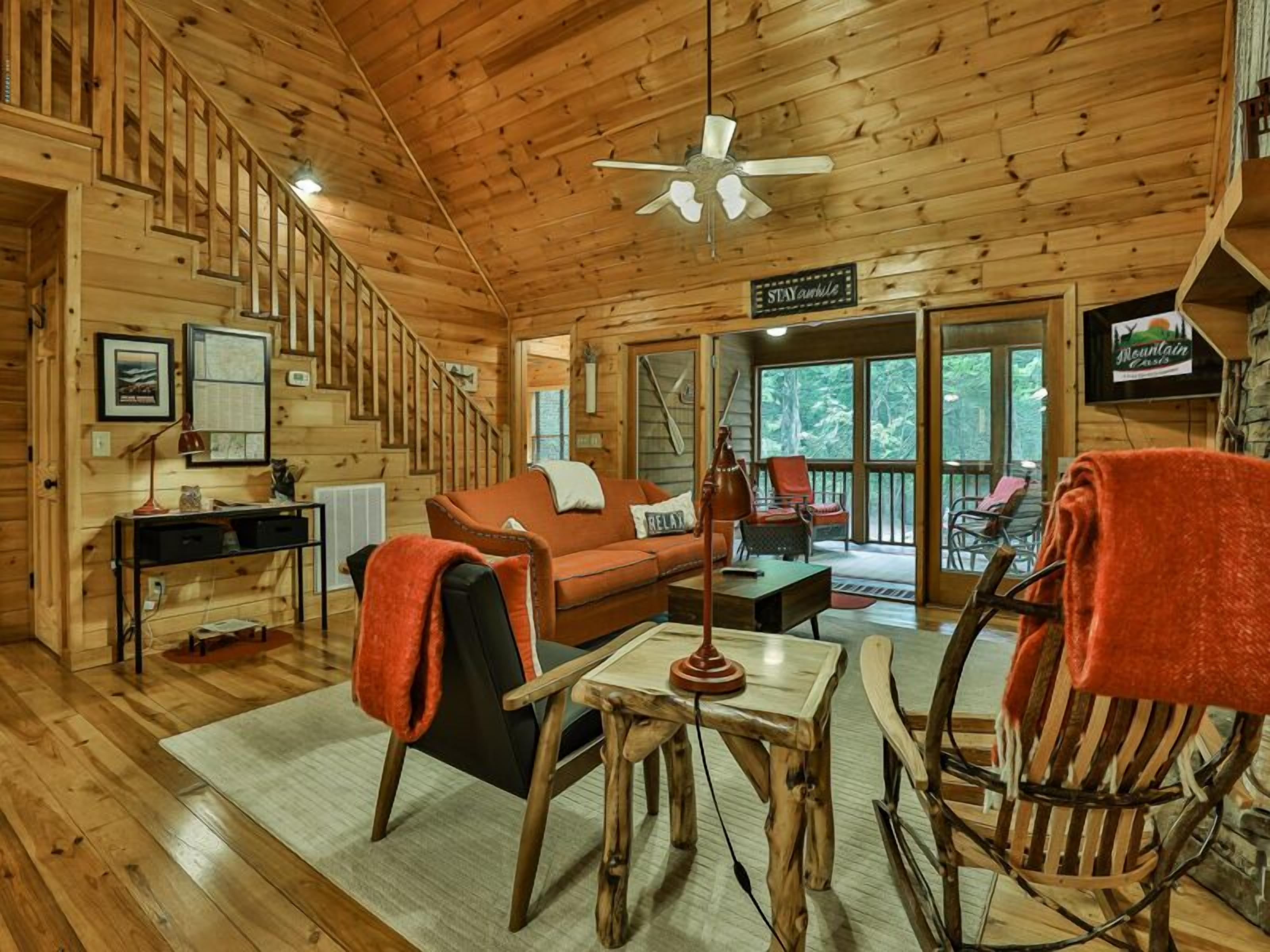 Rambling Water's - Creek Front, Hot Tub, Dog Friendly