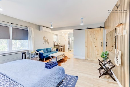 1 室のベッドルーム、デスク、アイロン / アイロン台、WiFi (無料). Luxe Loft w/ View - King Bed & FREE Parking