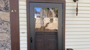 Una puerta de madera con un letrero que dice "Hillside Hideaway".