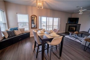 Dining - Brooklynn`s Bay: Lakeside Condo near Downtown Fun! (Hot Springs)