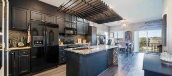 Brooklynn`s Bay: Lakeside Condo near Downtown Fun!
