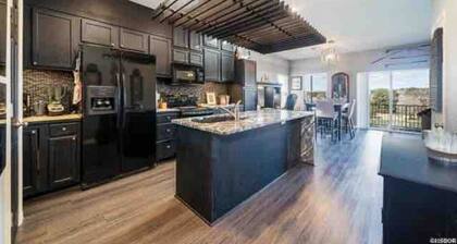 Brooklynn`s Bay: Lakeside Condo near Downtown Fun!