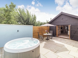 Outdoor dining - Wisteria Lodge - UKC5804 (Roydon, near Diss)