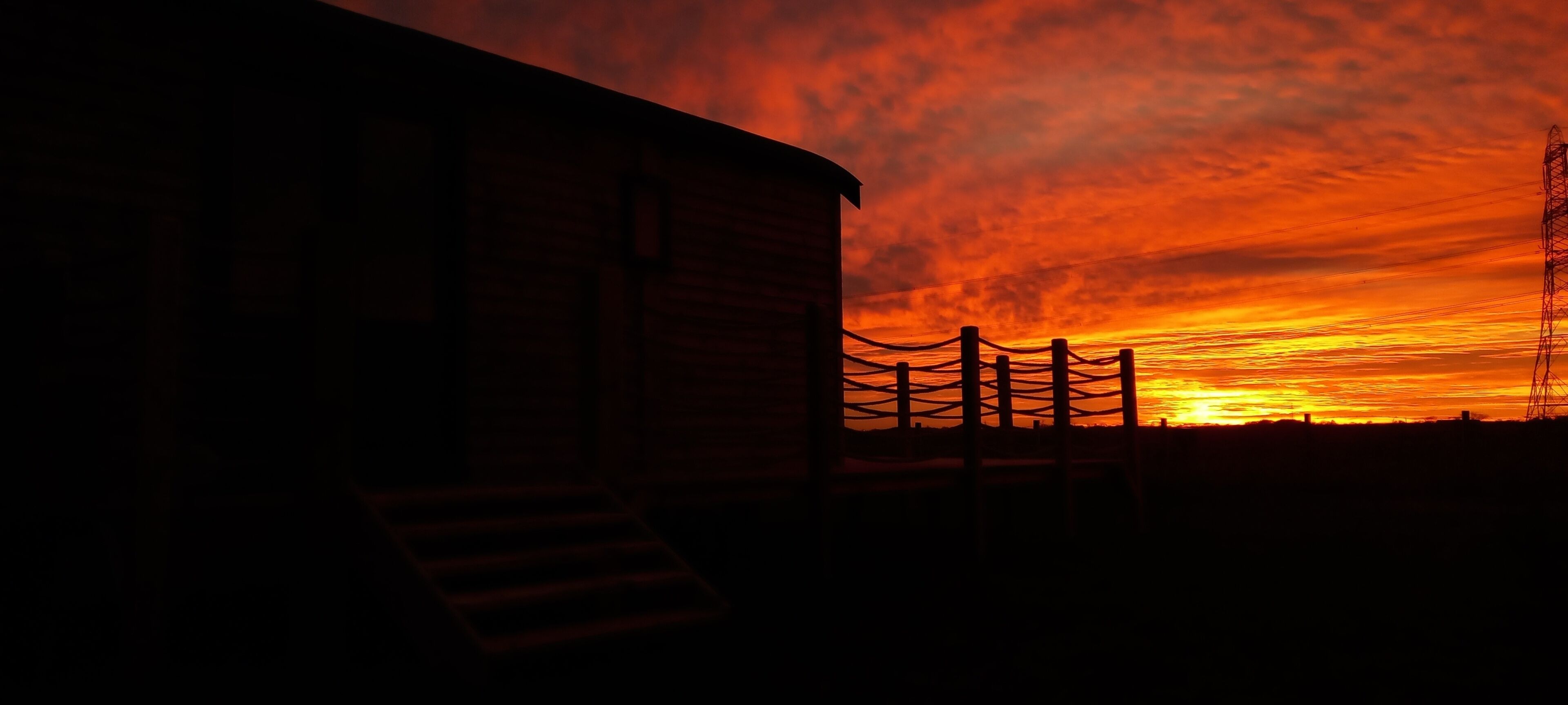 Large Luxury self contained shepherd's hut with elevated deck
