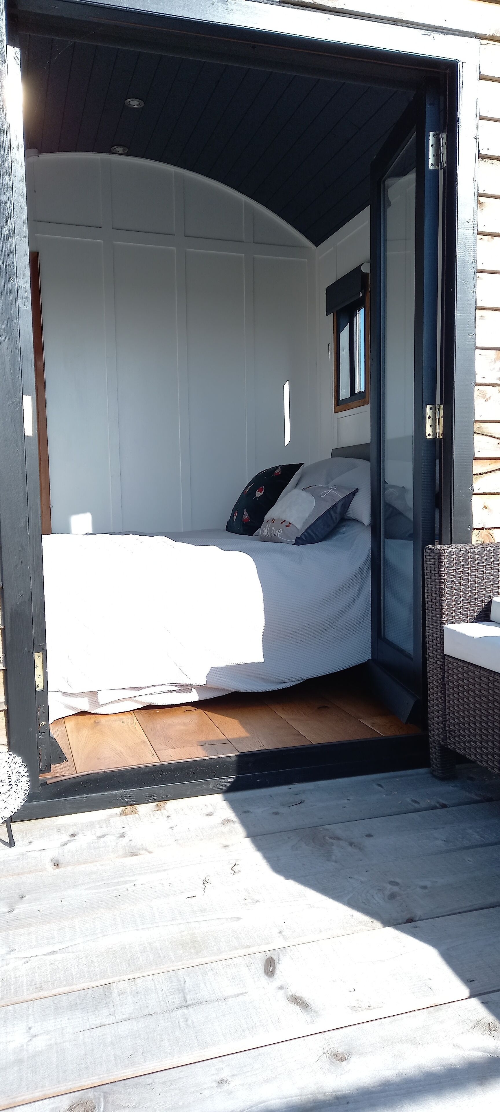 Large Luxury self contained shepherd's hut with elevated deck