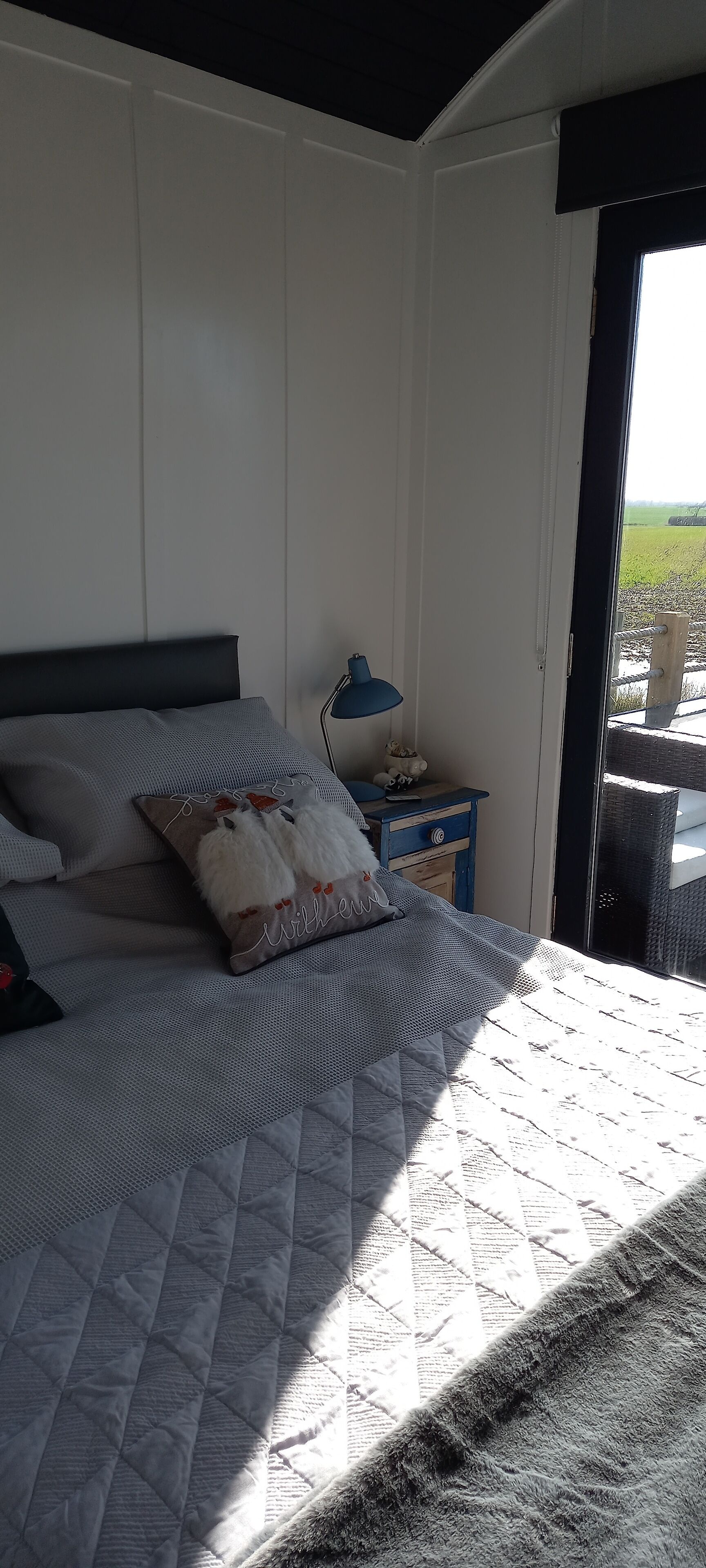 Large Luxury self contained shepherd's hut with elevated deck