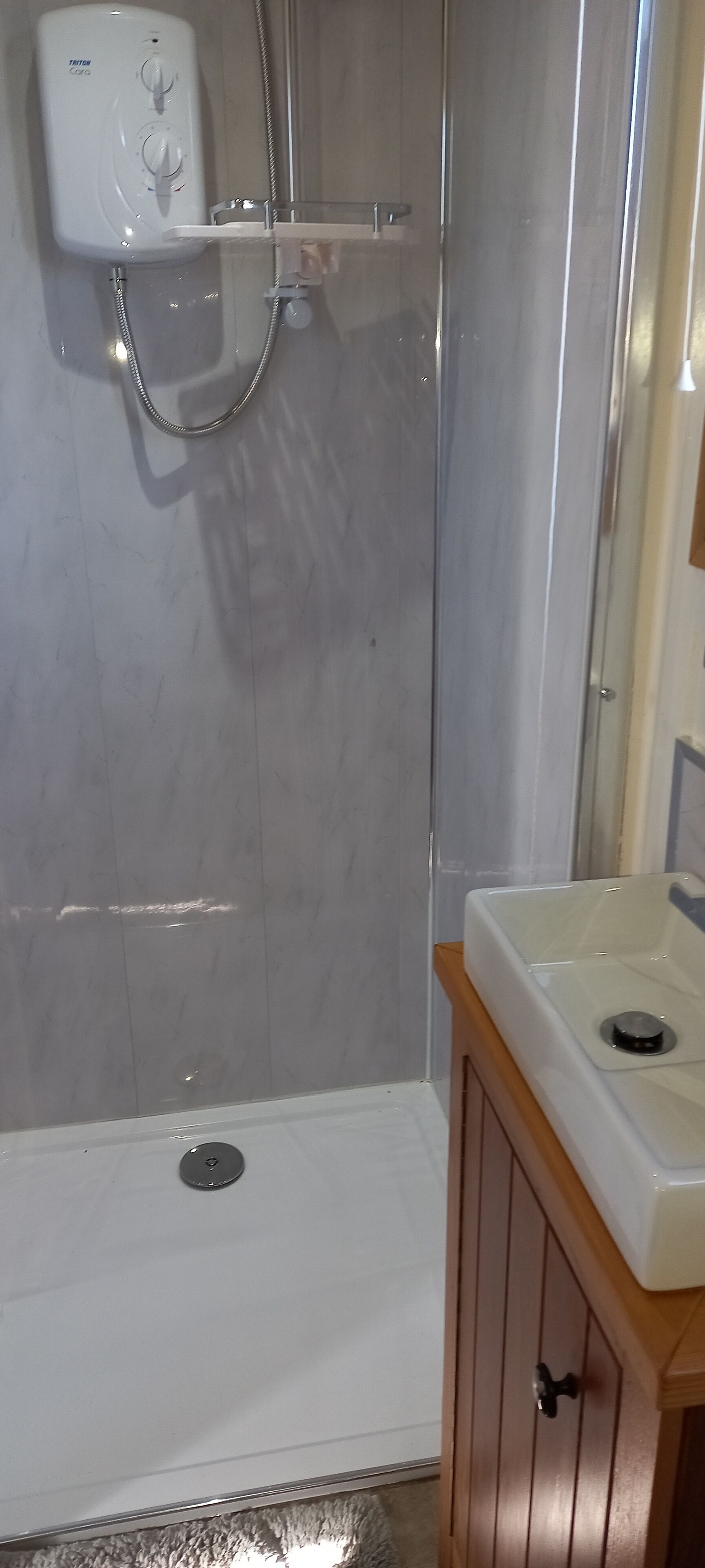 Large Luxury self contained shepherd's hut with elevated deck