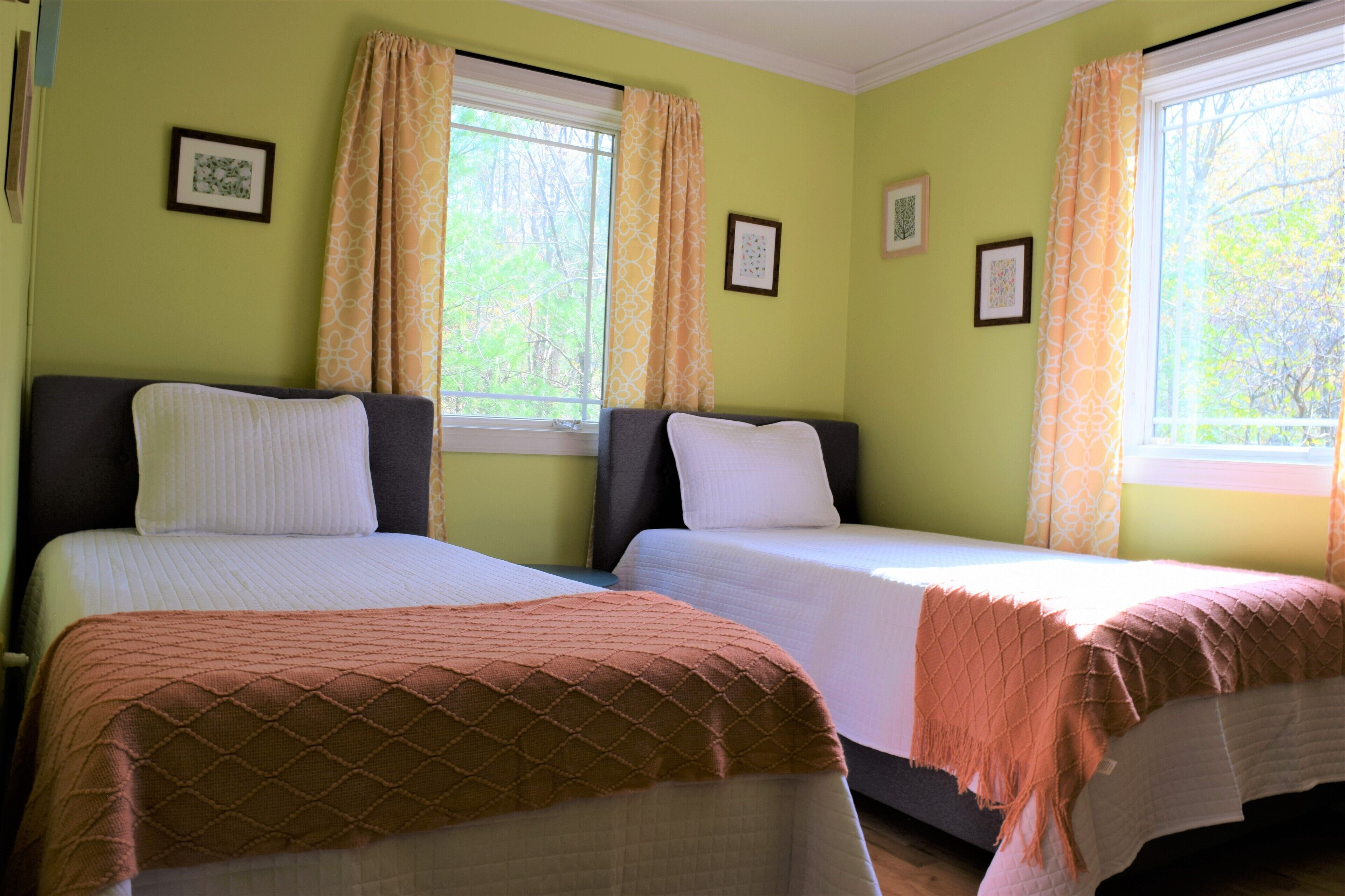 Dog-Friendly Chalet in the Heart of the Poconos-Fenced Yard