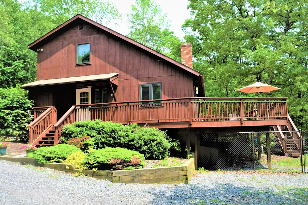 Dog-Friendly Chalet in the Heart of the Poconos-Fenced Yard