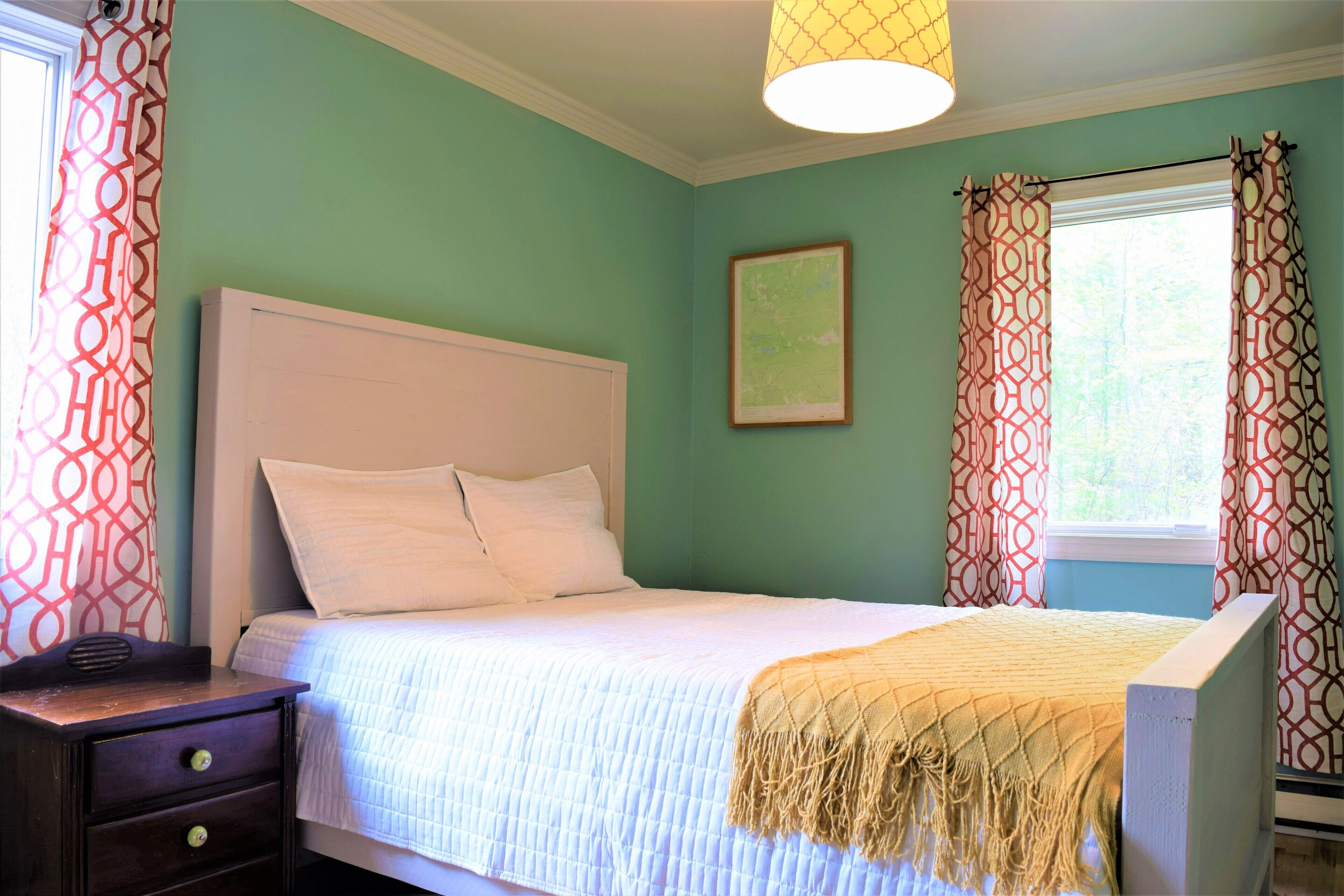 Dog-Friendly Chalet in the Heart of the Poconos-Fenced Yard