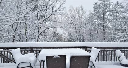 Dog-Friendly Chalet in the Heart of the Poconos-Fenced Yard