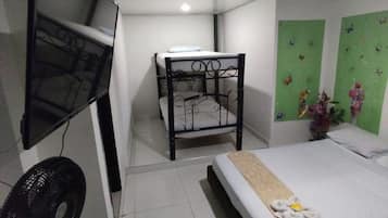 Wi-Fi gratis, seprai linen, dan dapat diakses tamu berkursi roda